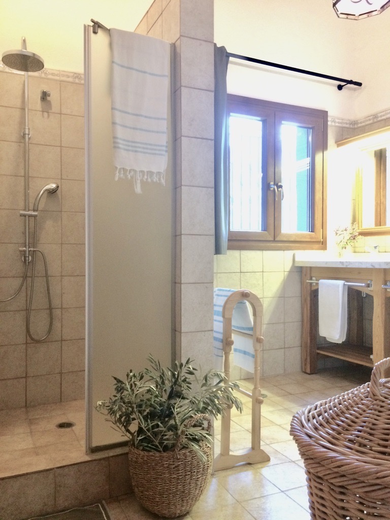 amazing_country_villa_with_a_pool_bathroom_3.jpg