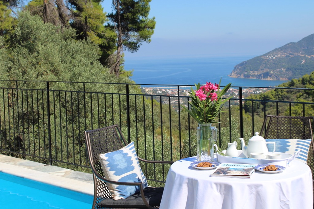 amazing_country_villa_with_a_pool_dining.jpg