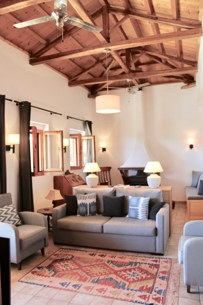 amazing_country_villa_with_a_pool_living_room.jpg
