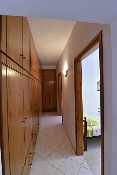 restored_three_bedroom_house_in_old_klima_hallway.JPG