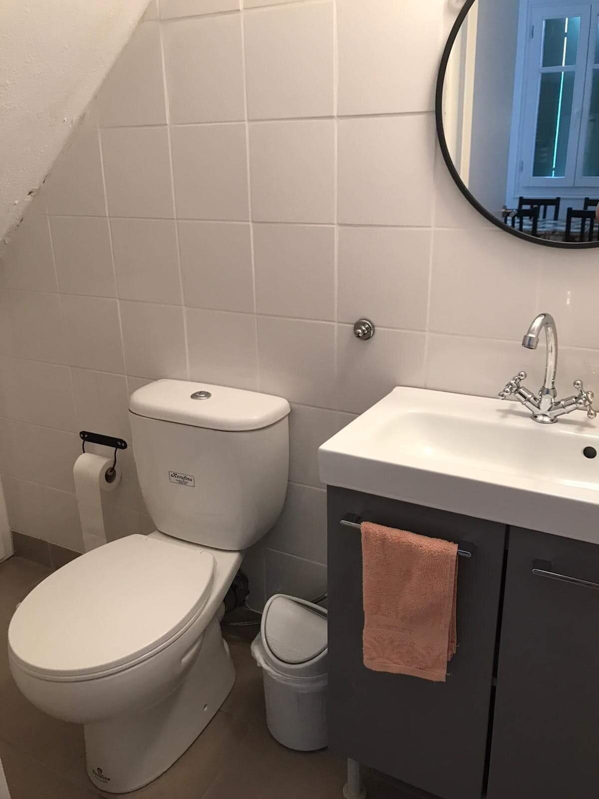 lovely_three_bedroom_house_in_the_heart_of_glossa_downstairs_wc.jpg