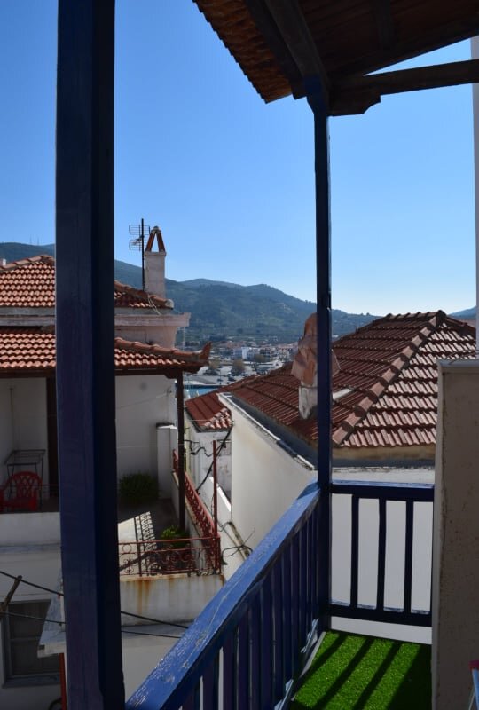 spacious_townhouse_in_the_centre_of_Skopelos_balcony_side.jpg