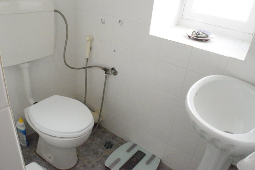 spacious_townhouse_in_the_centre_of_Skopelos_bathroom_upstairs_wc.jpg