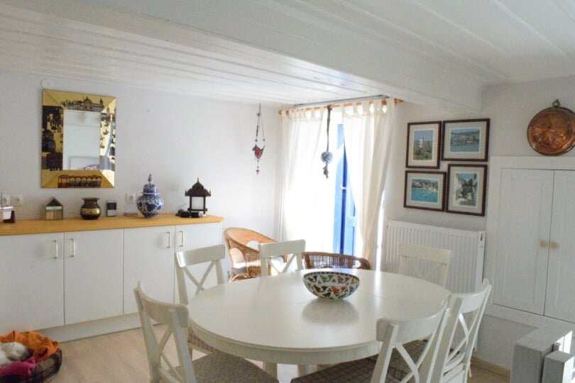 spacious_townhouse_in_the_centre_of_Skopelos_dining_table.jpg
