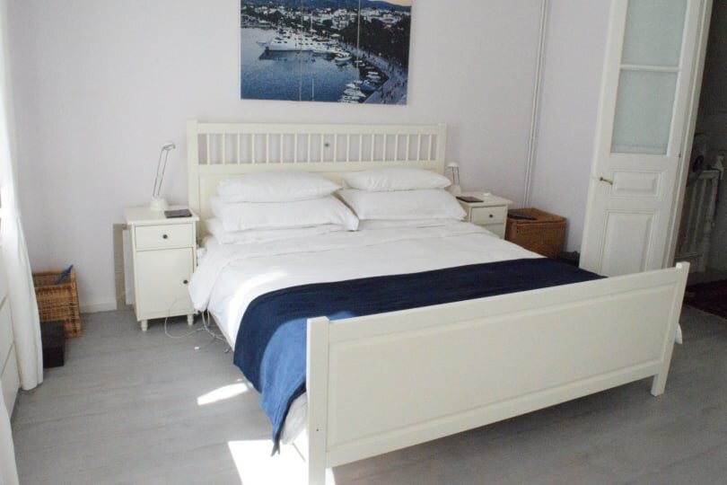 spacious_townhouse_in_the_centre_of_Skopelos_double_bed_blue.jpg