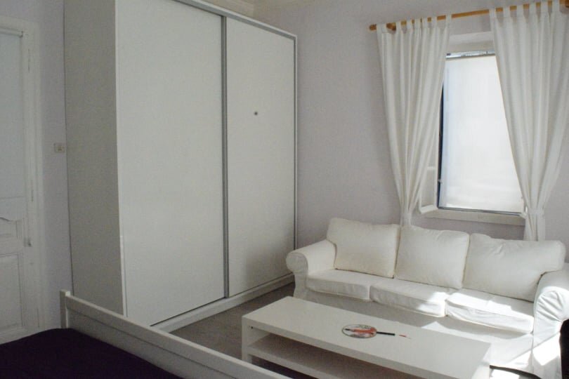 spacious_townhouse_in_the_centre_of_Skopelos_main_bedroom_couch.jpg