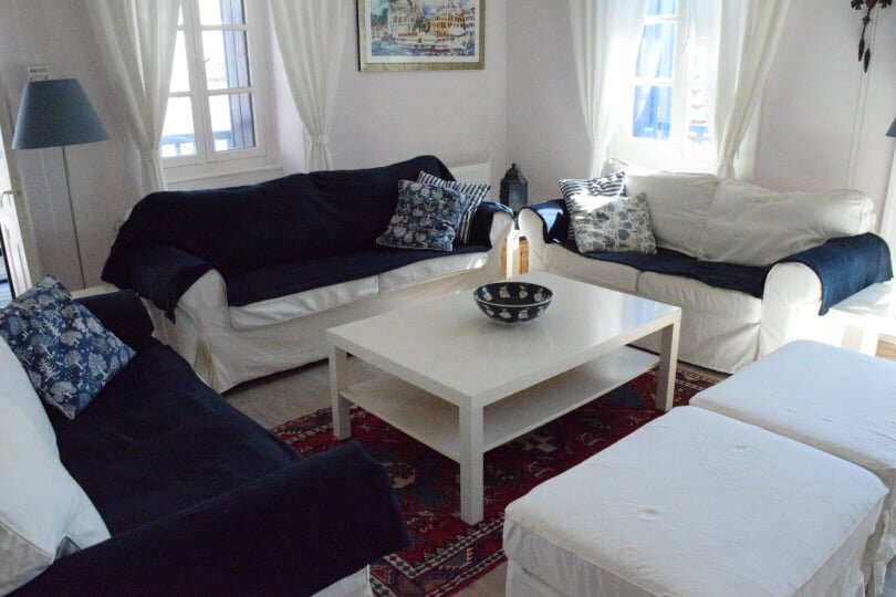 spacious_townhouse_in_the_centre_of_Skopelos_pillows.jpg