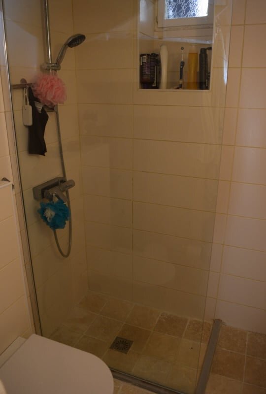 spacious_townhouse_in_the_centre_of_Skopelos_shower.jpg