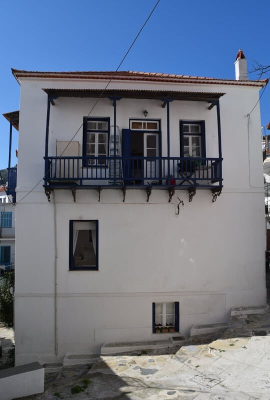 spacious_townhouse_in_the_centre_of_Skopelos_side_of_the_house.jpg