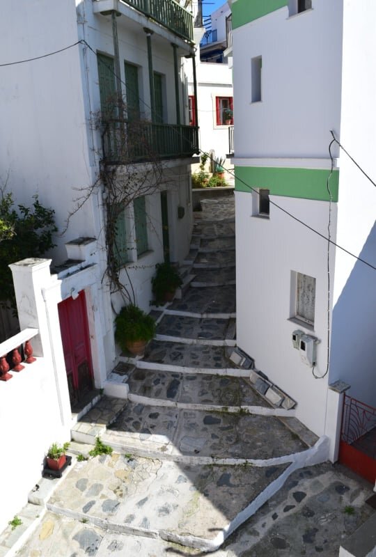 spacious_townhouse_in_the_centre_of_Skopelos_view_behind.jpg