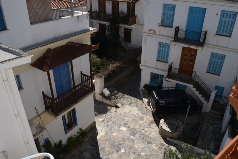 spacious_townhouse_in_the_centre_of_Skopelos_view_square.jpg