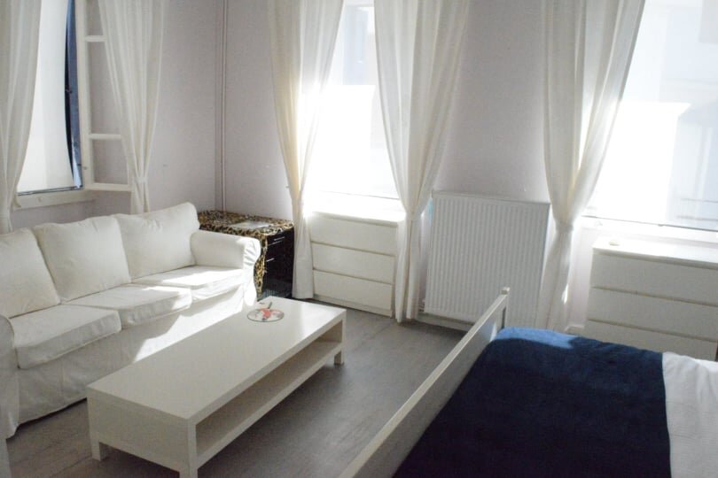 spacious_townhouse_in_the_centre_of_Skopelos_windows_main_bedroom.jpg