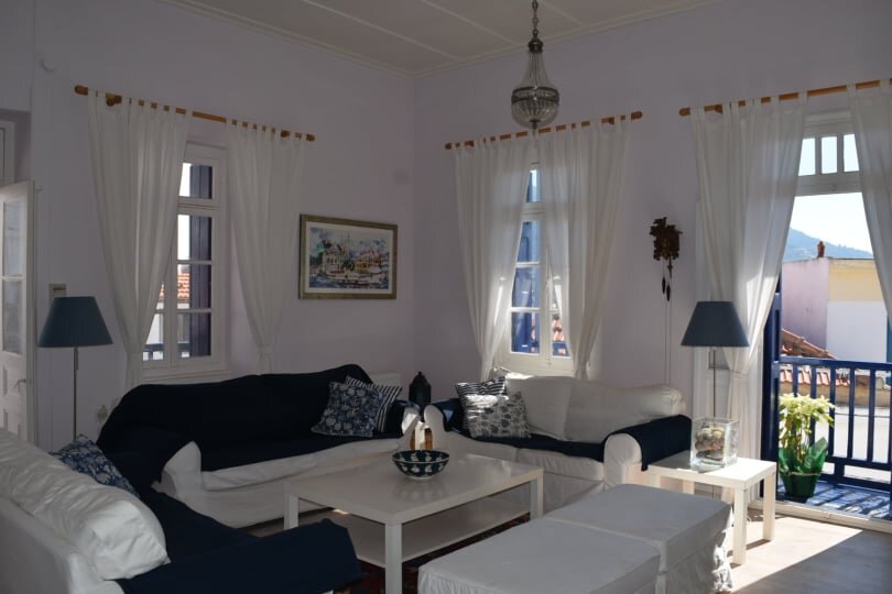 spacious-townhouse-in-the-centre-of-skopelos_new_living_room.jpg