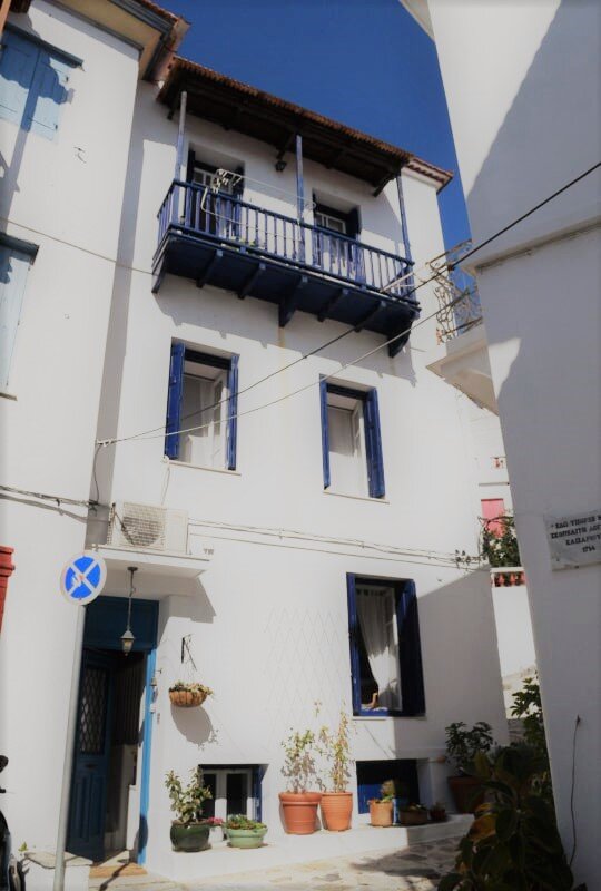 spacious_townhouse_in_the_centre_of_Skopelos_filter.jpg