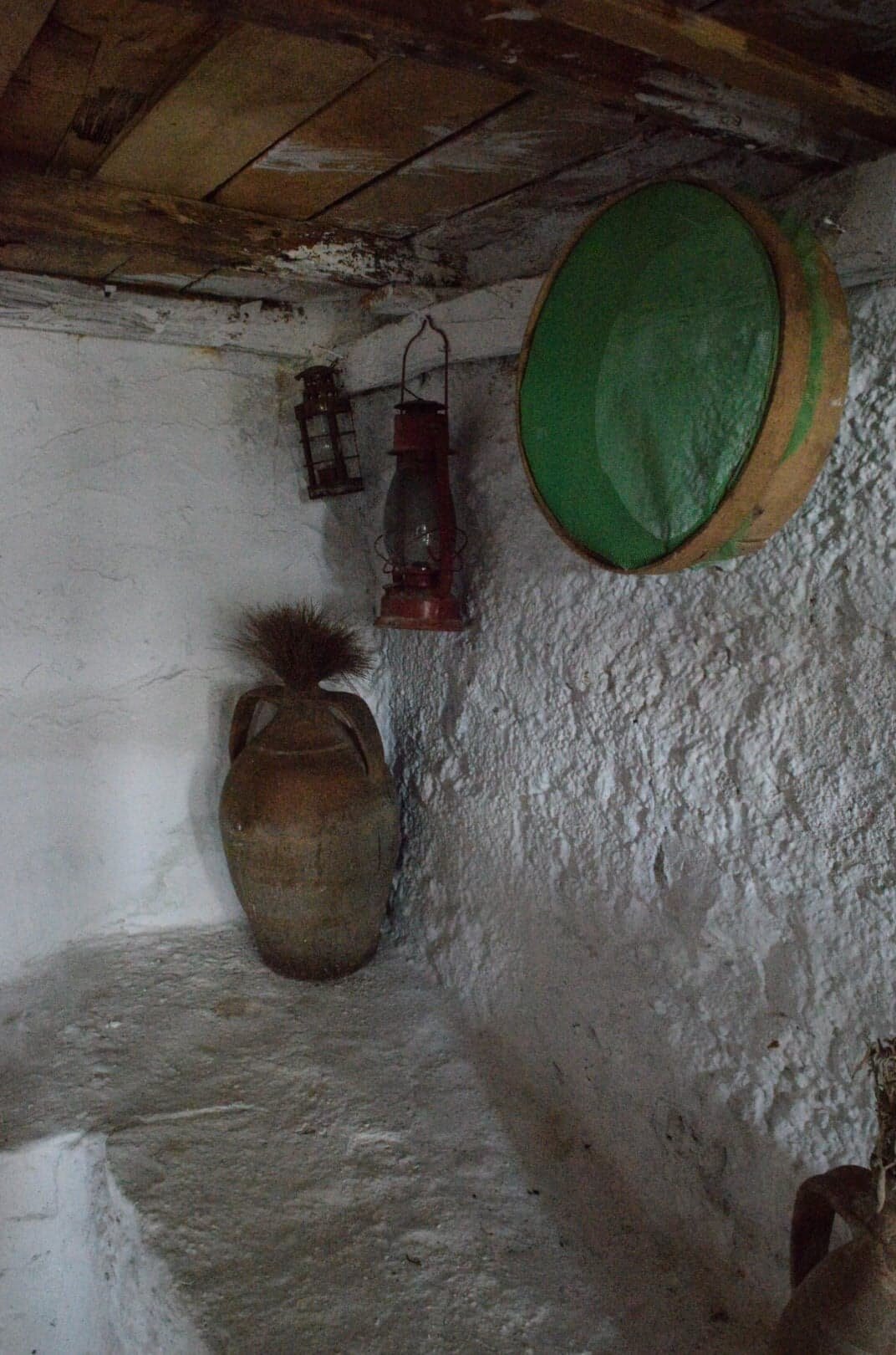 land_with_small_farmhouse_and_small_building_amphora.jpg