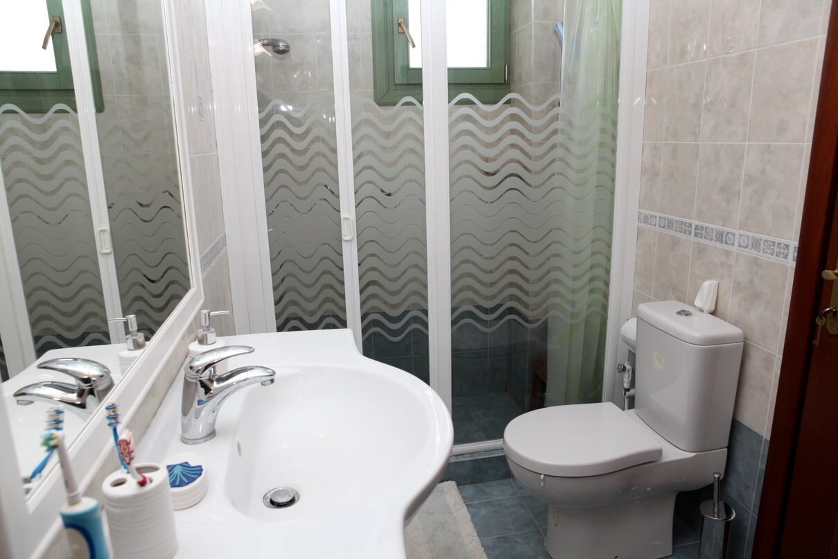 three_bedroom_villa_above_loutraki_bathroom_one.jpg