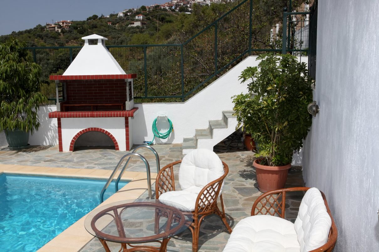 three_bedroom_villa_above_loutraki_swimmin_pool_terrace.jpg
