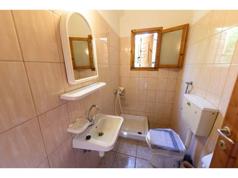 Beautiful_business_in Elios_bathroom_light.jpg