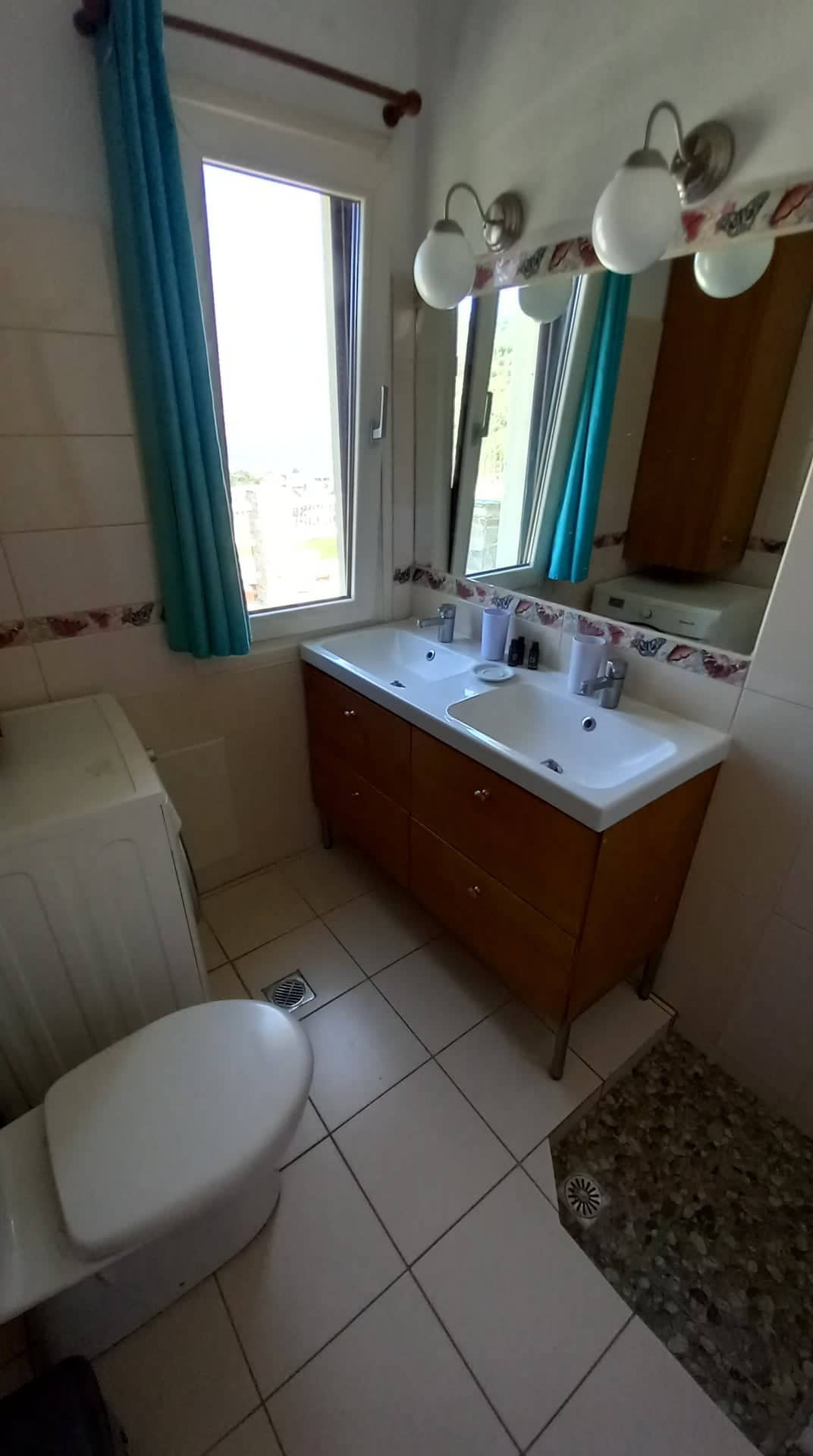 glorious_villa_with_an_amazing_view_second_bathroom.jpg