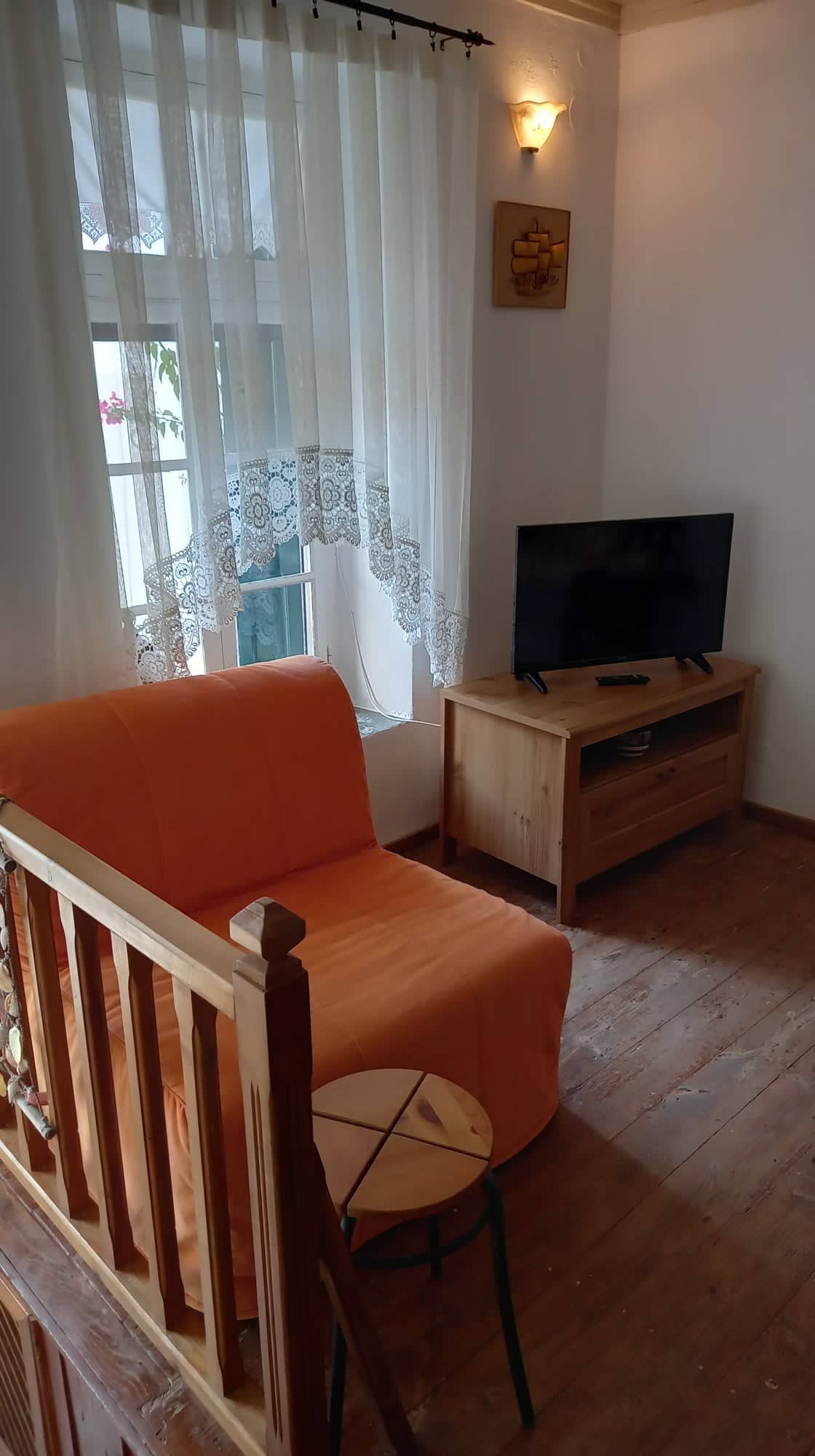 traditional_cosy_renovated_townhouse_orange_couch.jpg