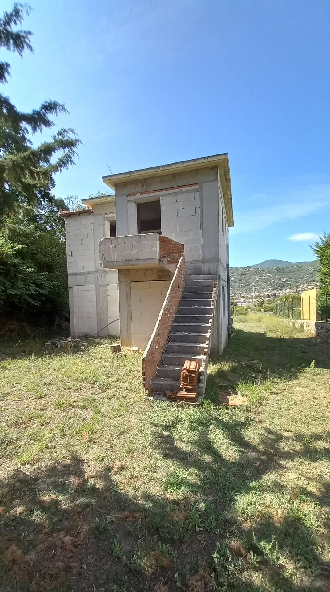 unfinished_house_in_wonderful_location_stairs_at_back.jpg