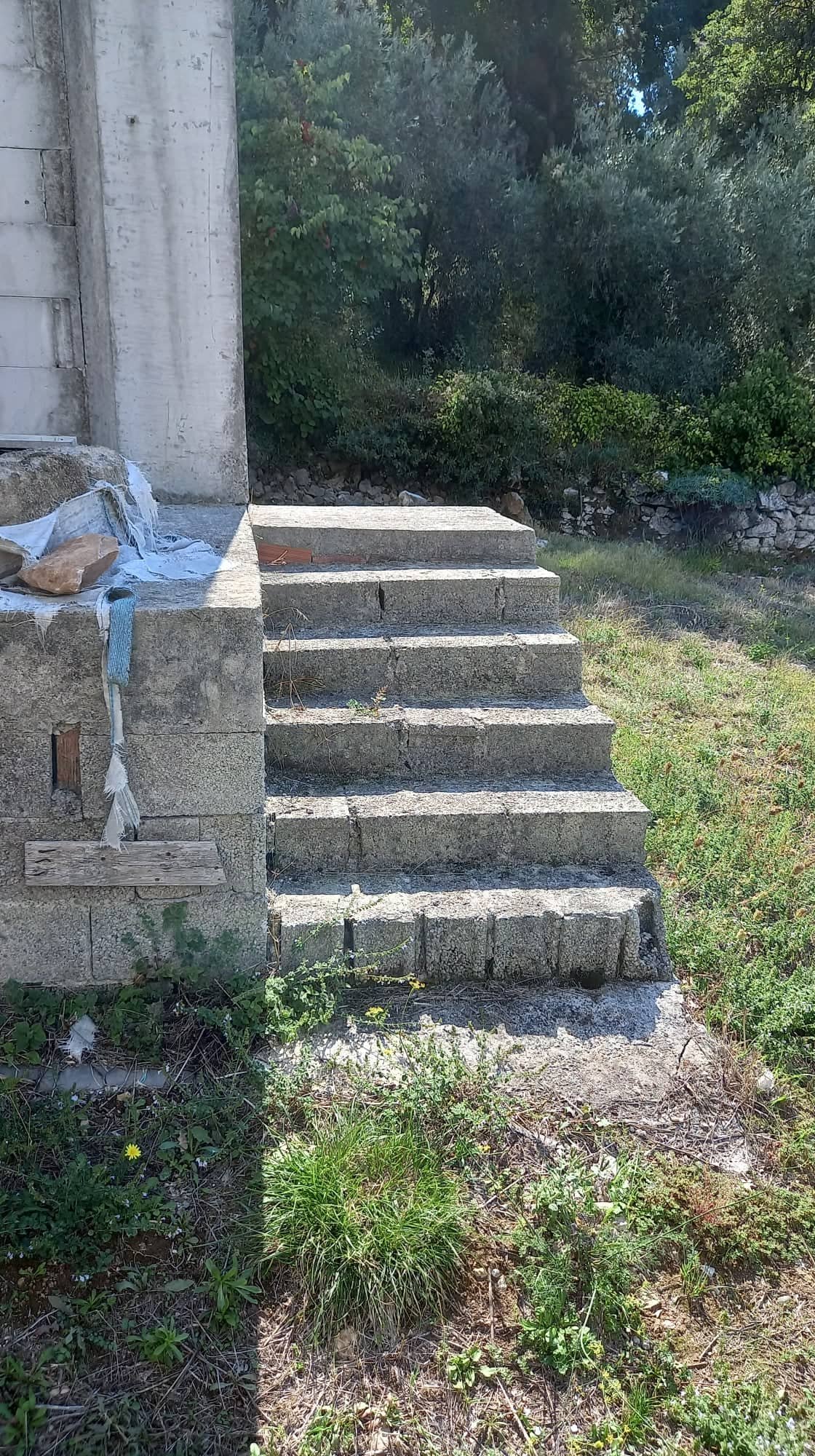 unfinished_house_in_wonderful_location_steps.jpg
