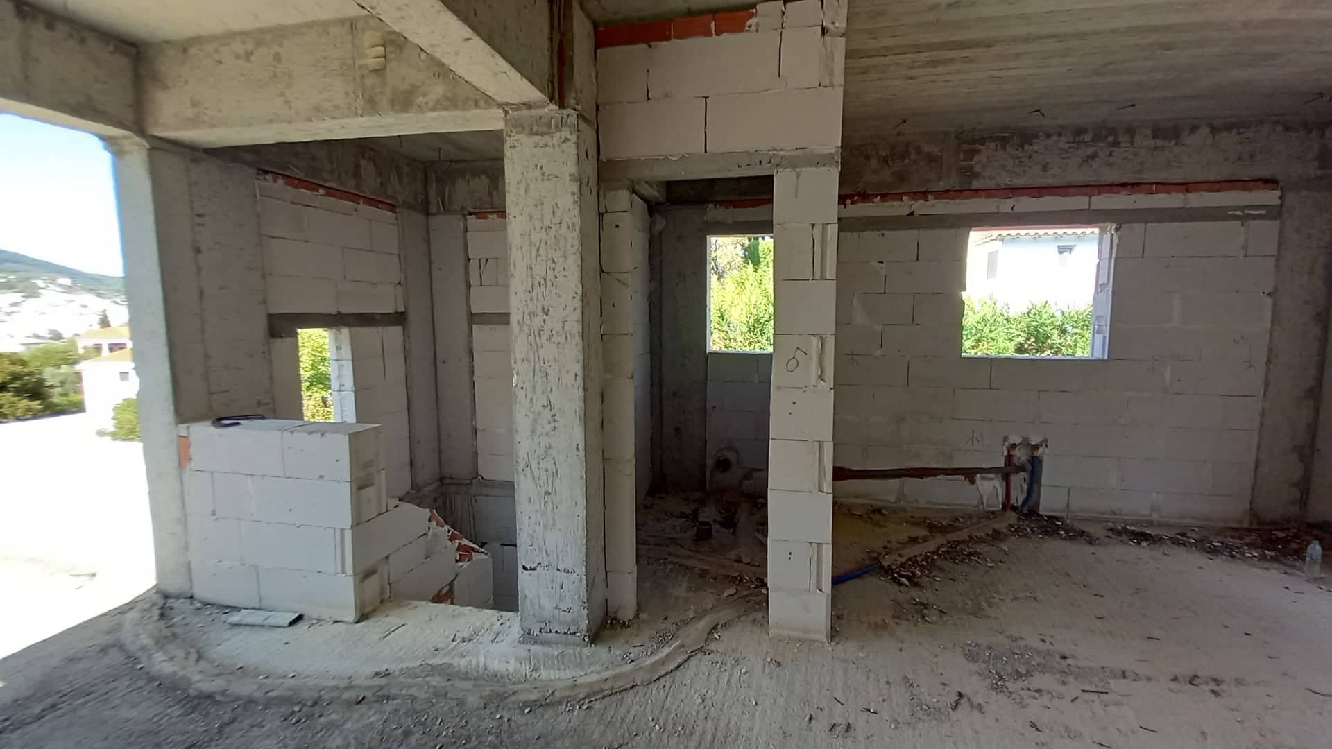 unfinished_house_in_wonderful_location_living_space.jpg