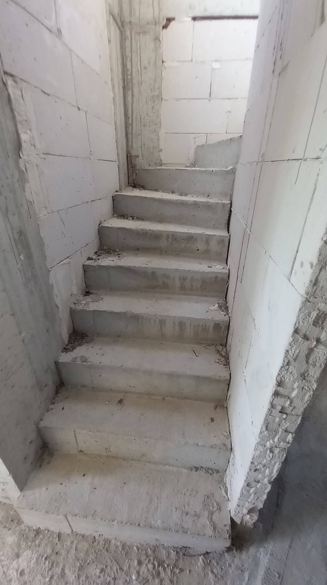 unfinished_house_in_wonderful_location_stairs_up.jpg