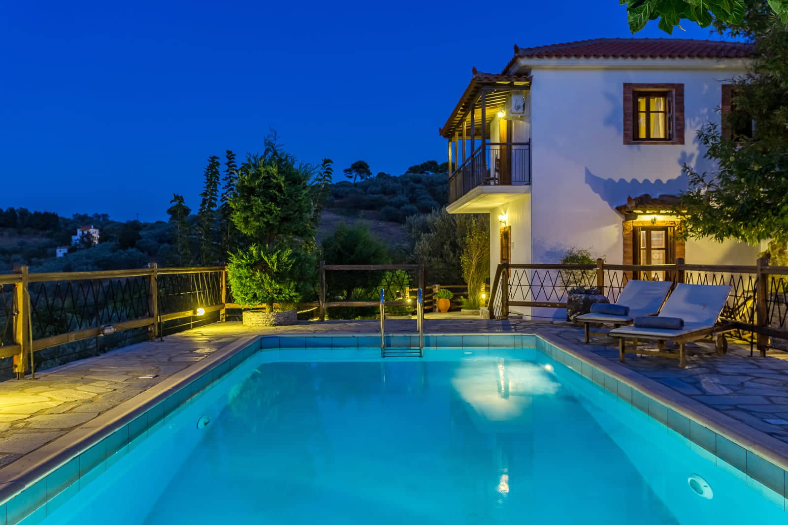 delightful_villa-with_swiiming_pool_night.jpg