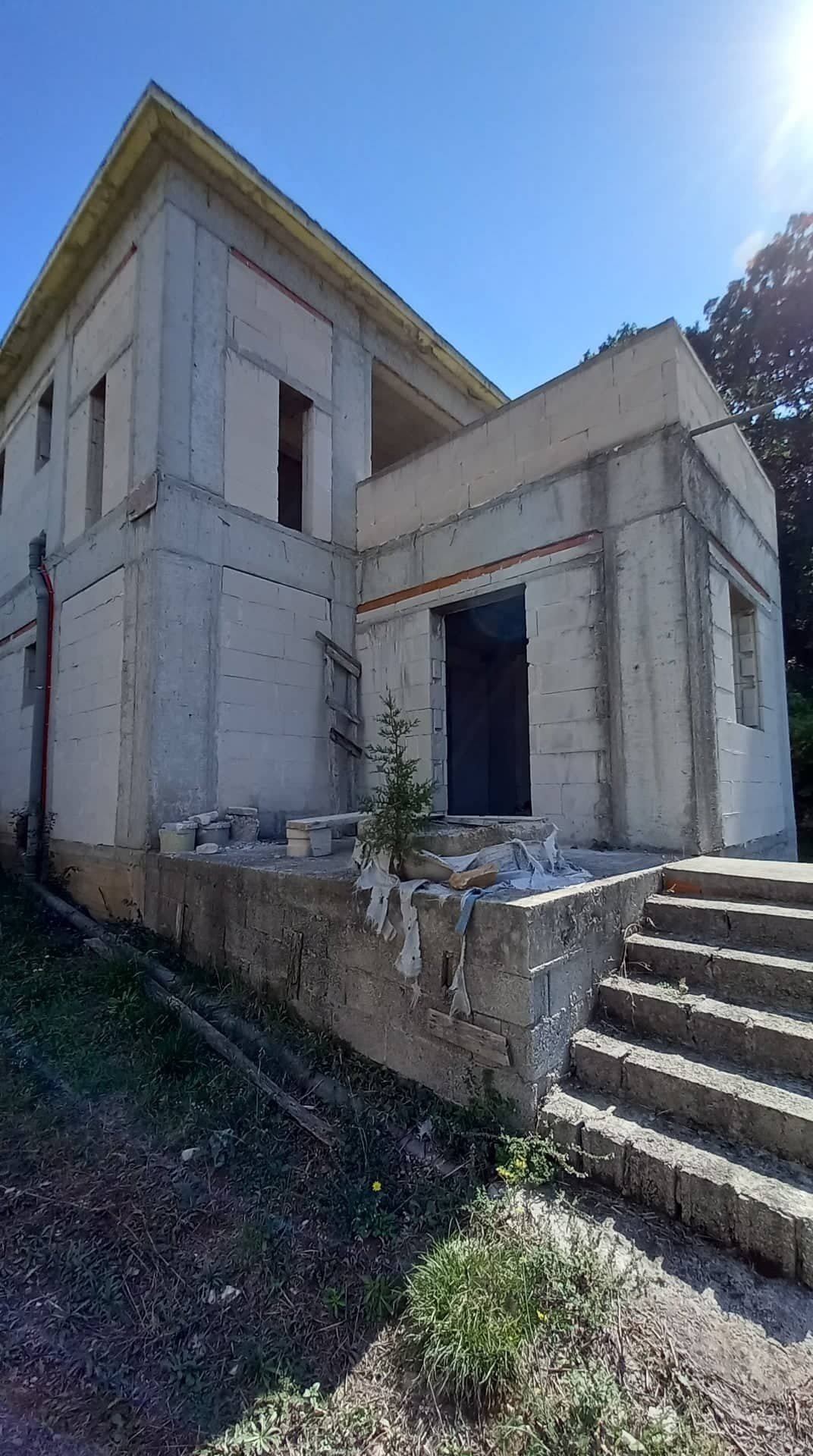 unfinished_house_in_wonderful_location_front.jpg