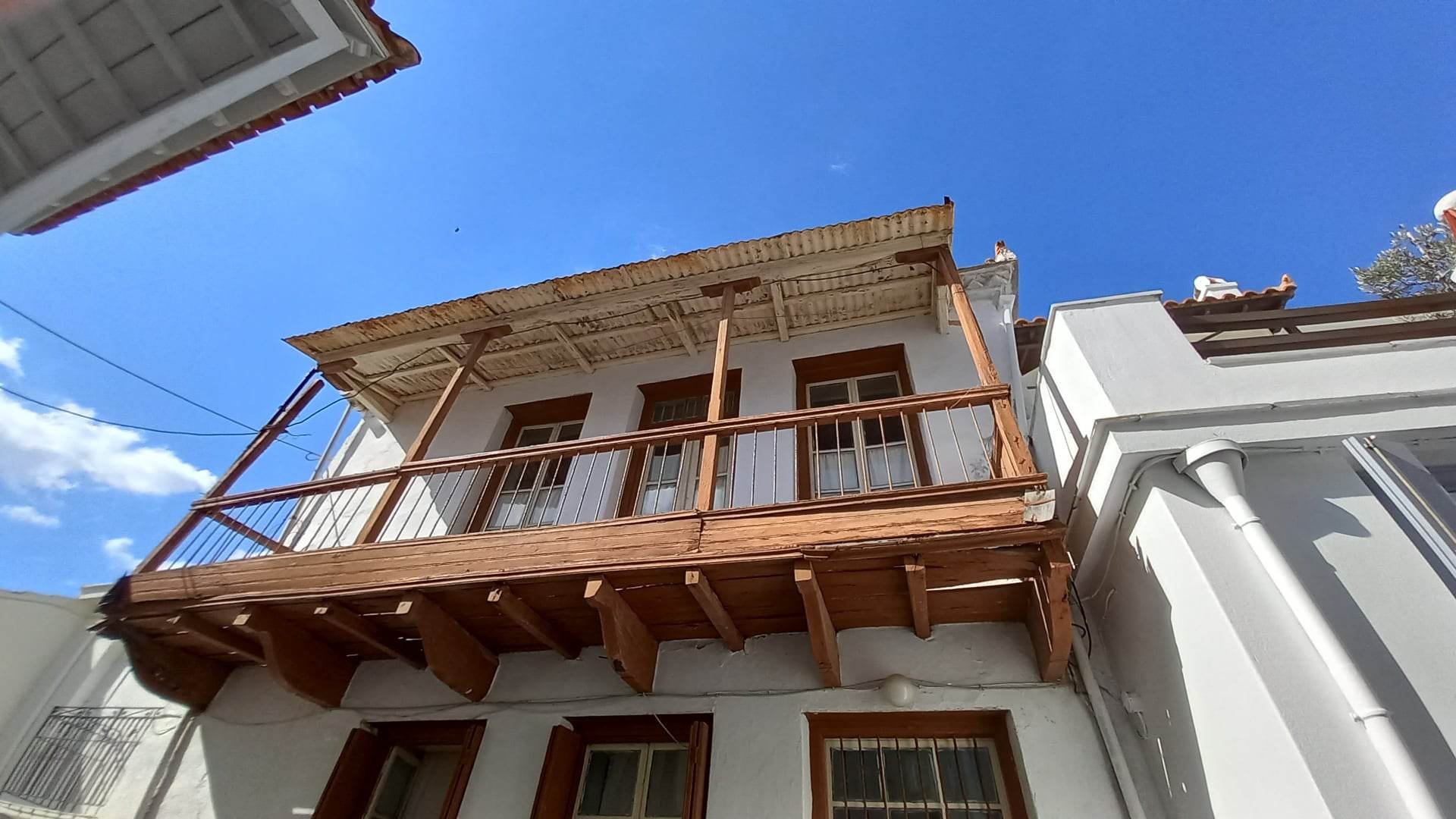 traditional_house_with_many_beautiful_features_balcony.jpg