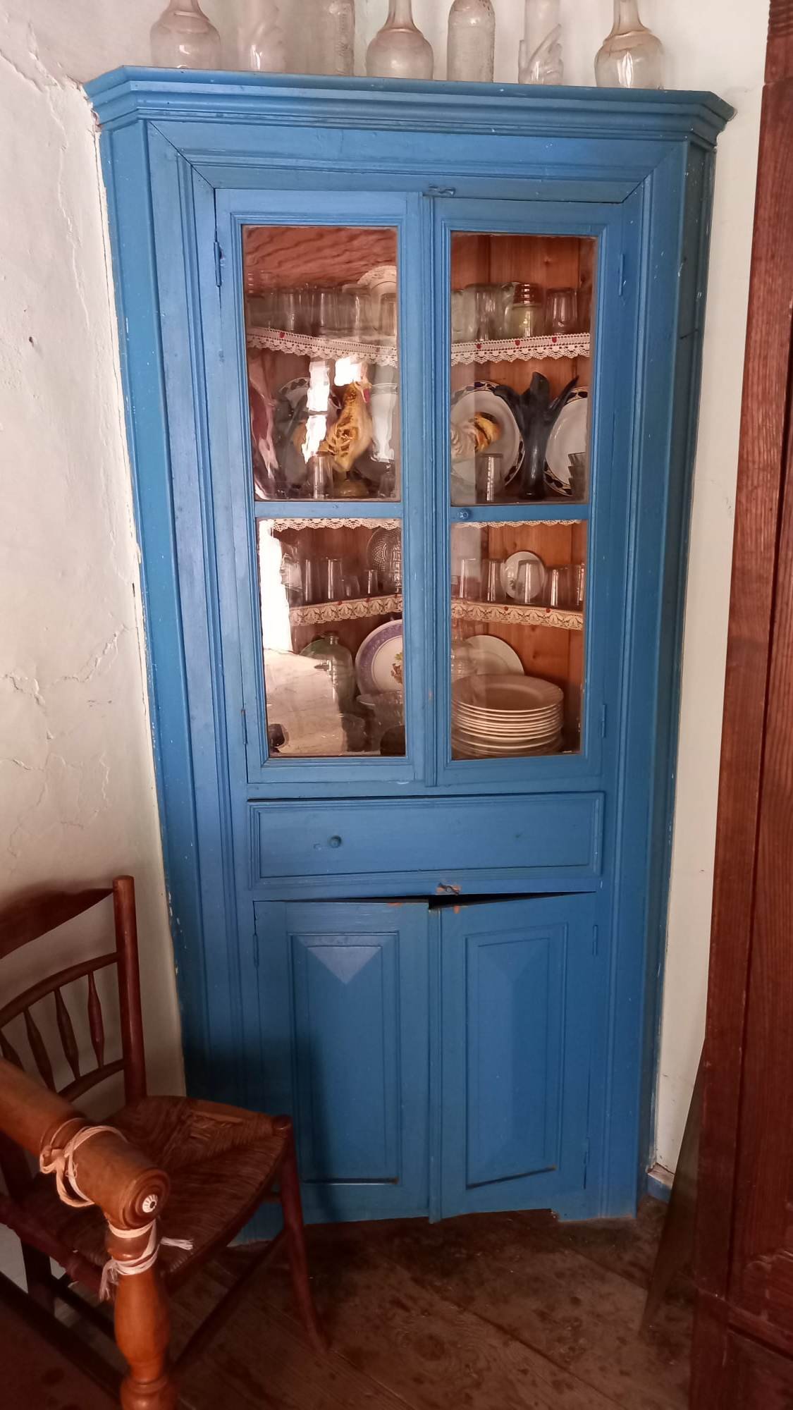 traditional_house_with_many_beautiful_features_cupboard.jpg