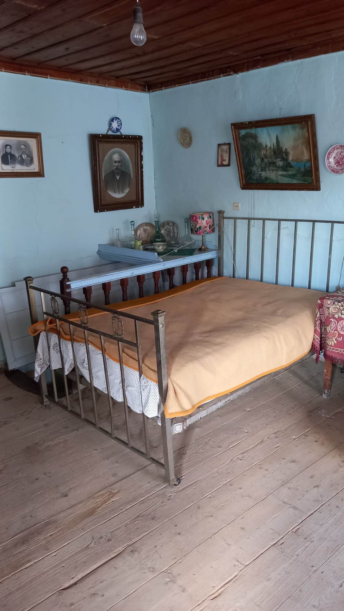 traditional_house_with_many_beautiful_features_upstairs_bed.jpg