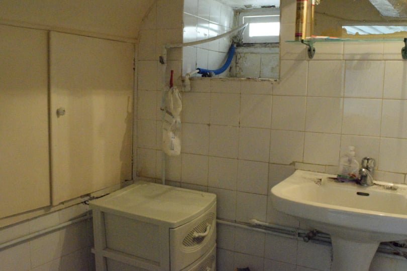 spacious_three_storey_traditional_house_bathroom_down.jpg