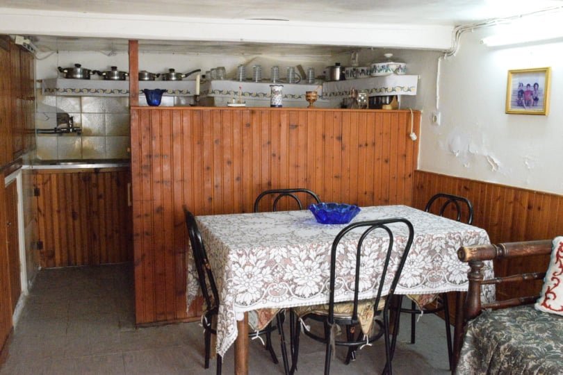 spacious_three_storey_traditional_house_kitchen_counter.jpg