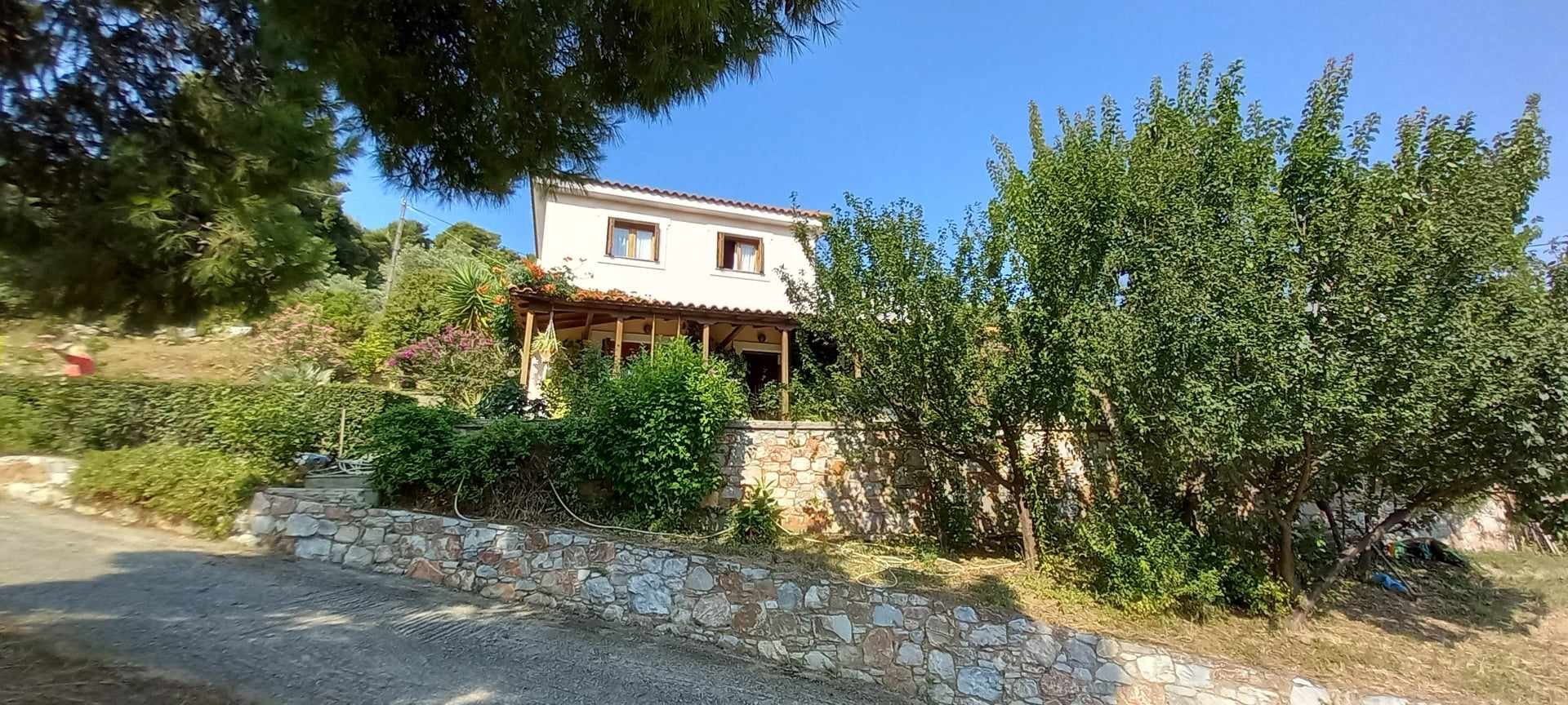 three_bedroom_house_with_garden_and_seaview_road.jpg