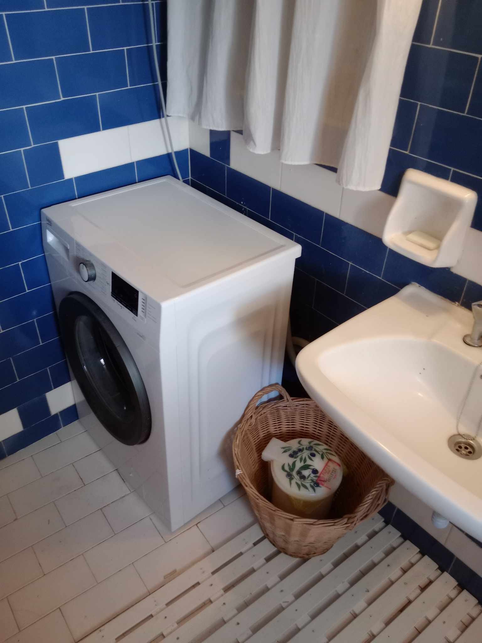 very_charming_townhouse_with_outside_space_bathroom_washing_machine.jpg