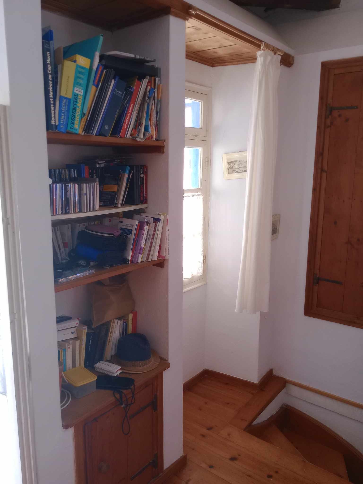 very_charming_townhouse_with_outside_space_bookcase.jpg