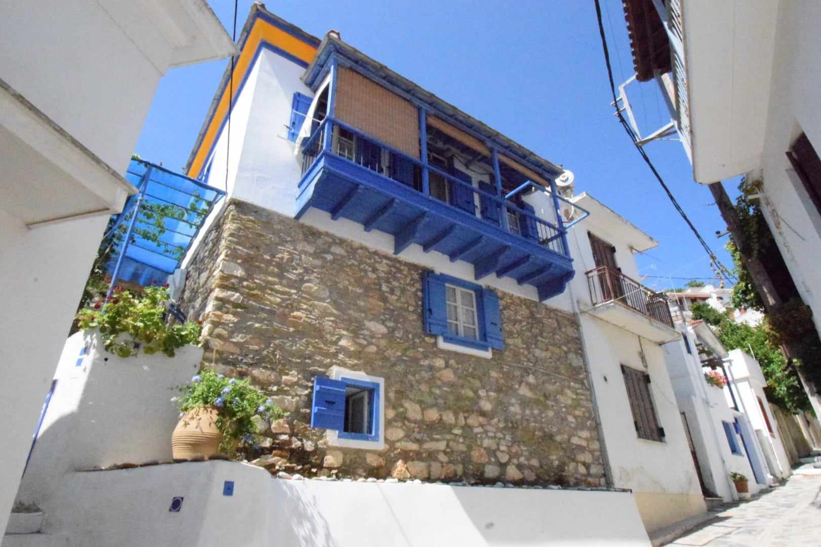 very_charming_townhouse_with_outside_space_stone_wall.jpg