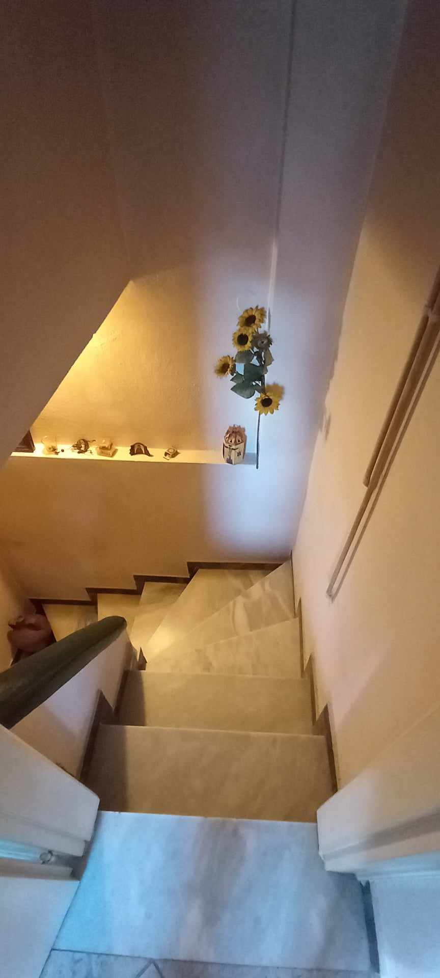 Spacious_three_bedroom_house_with_a_terrace_stairs.jpg
