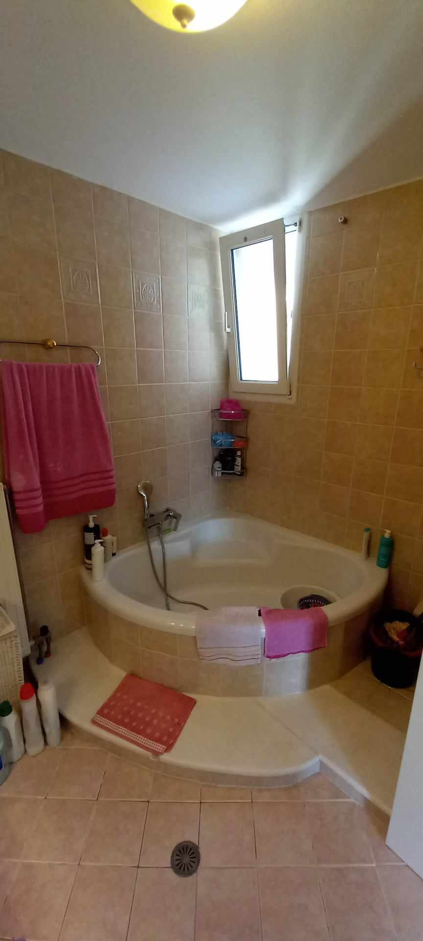 unique_spacious_modern_home_bathroom.jpg