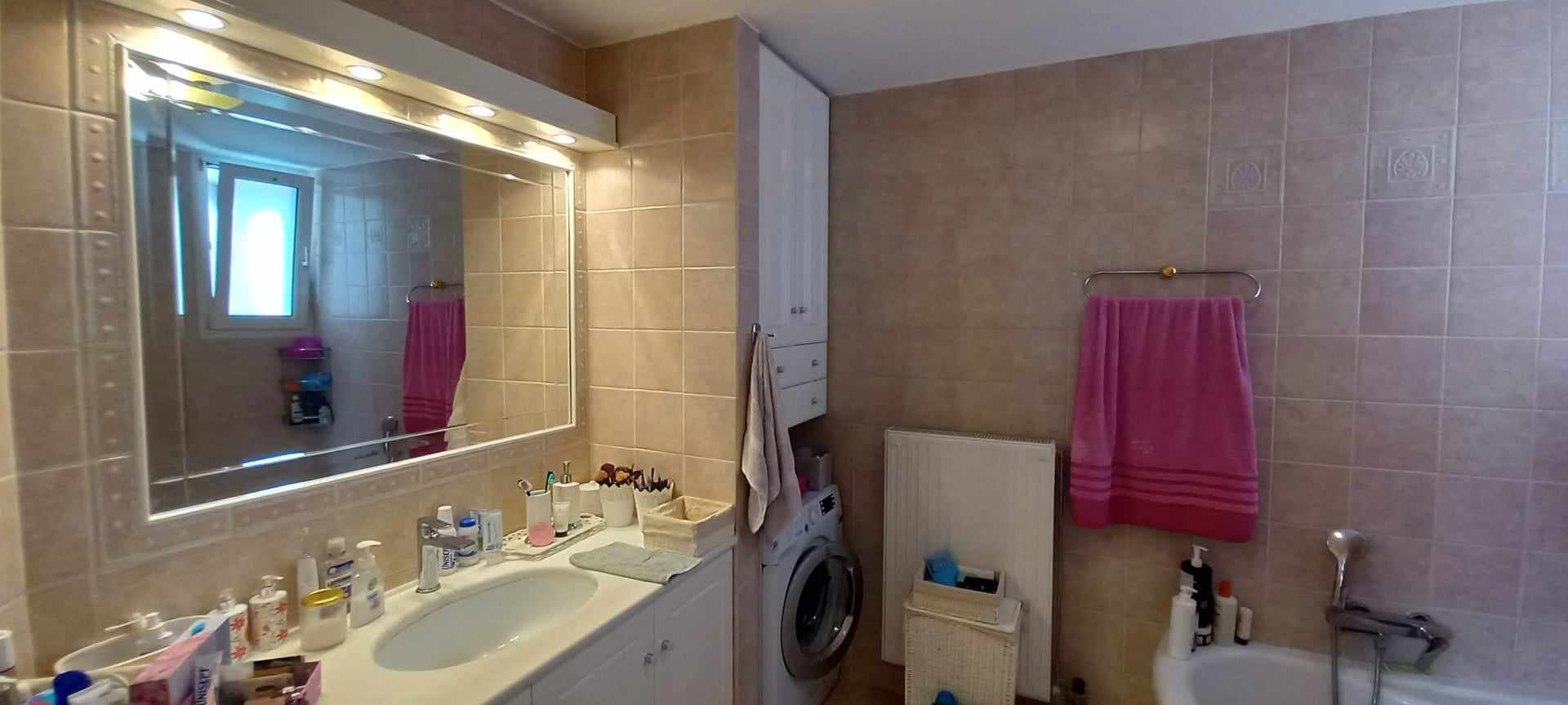unique_spacious_modern_home_bathroom_mirror.jpg