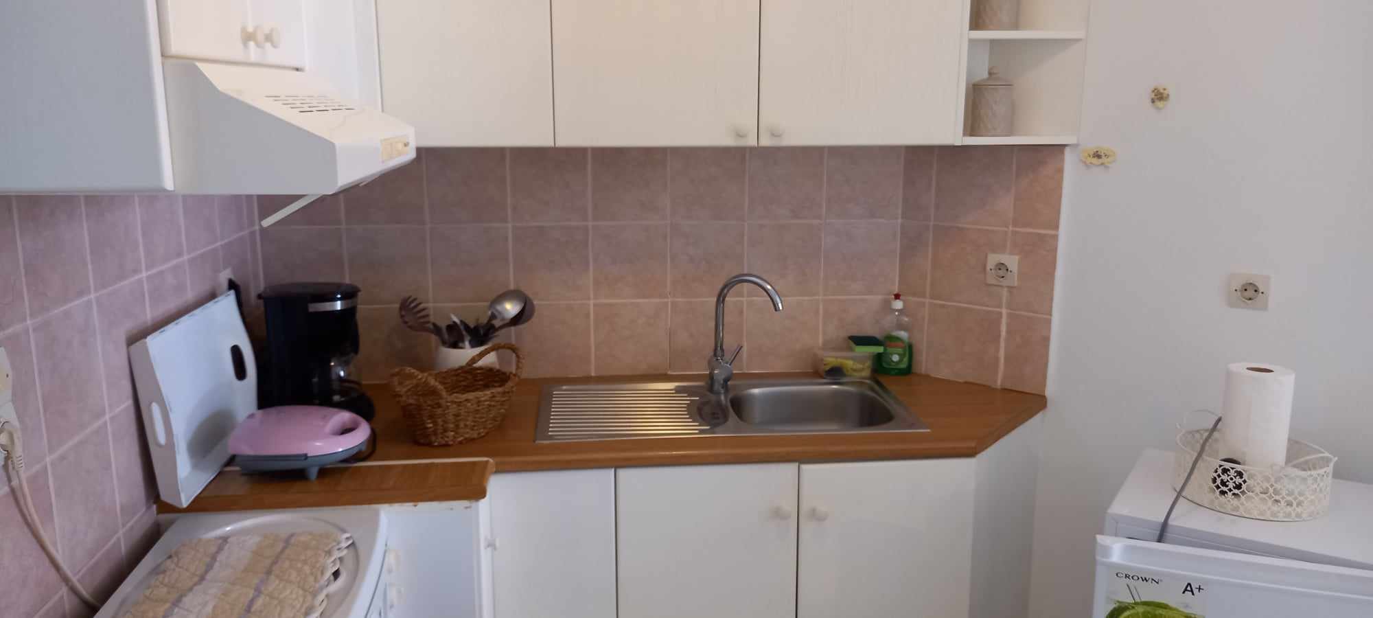 unique_spacious_modern_home_kitchen_sink.jpg
