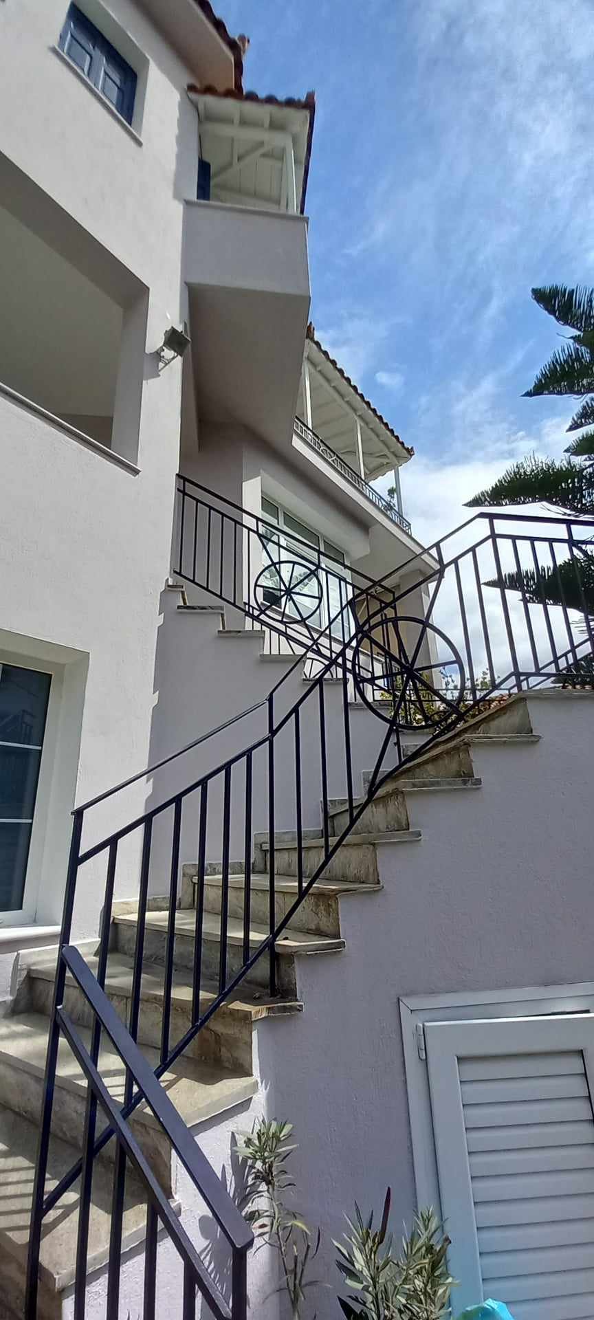unique_spacious_modern_home_outside_stairs.jpg