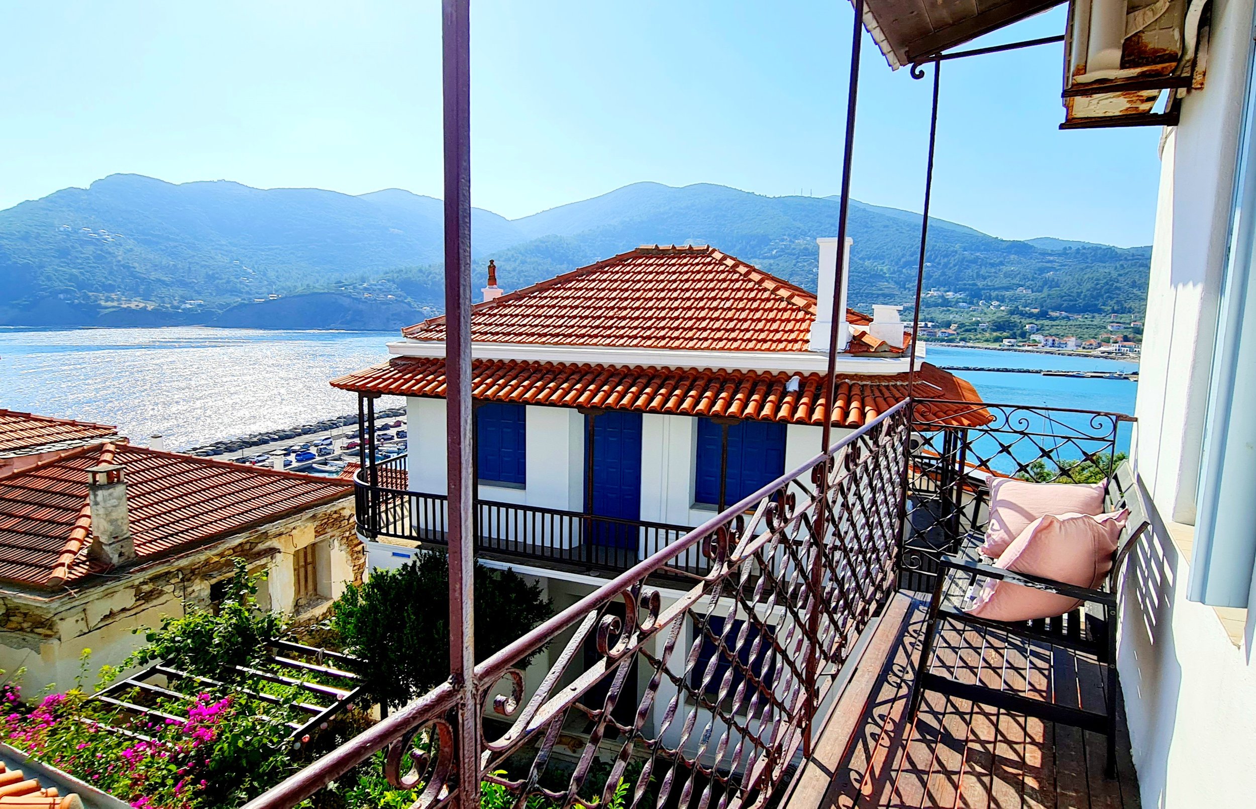 Georgous_historic_townhouse_with_a_view_balcony_view_skopelos.jpg