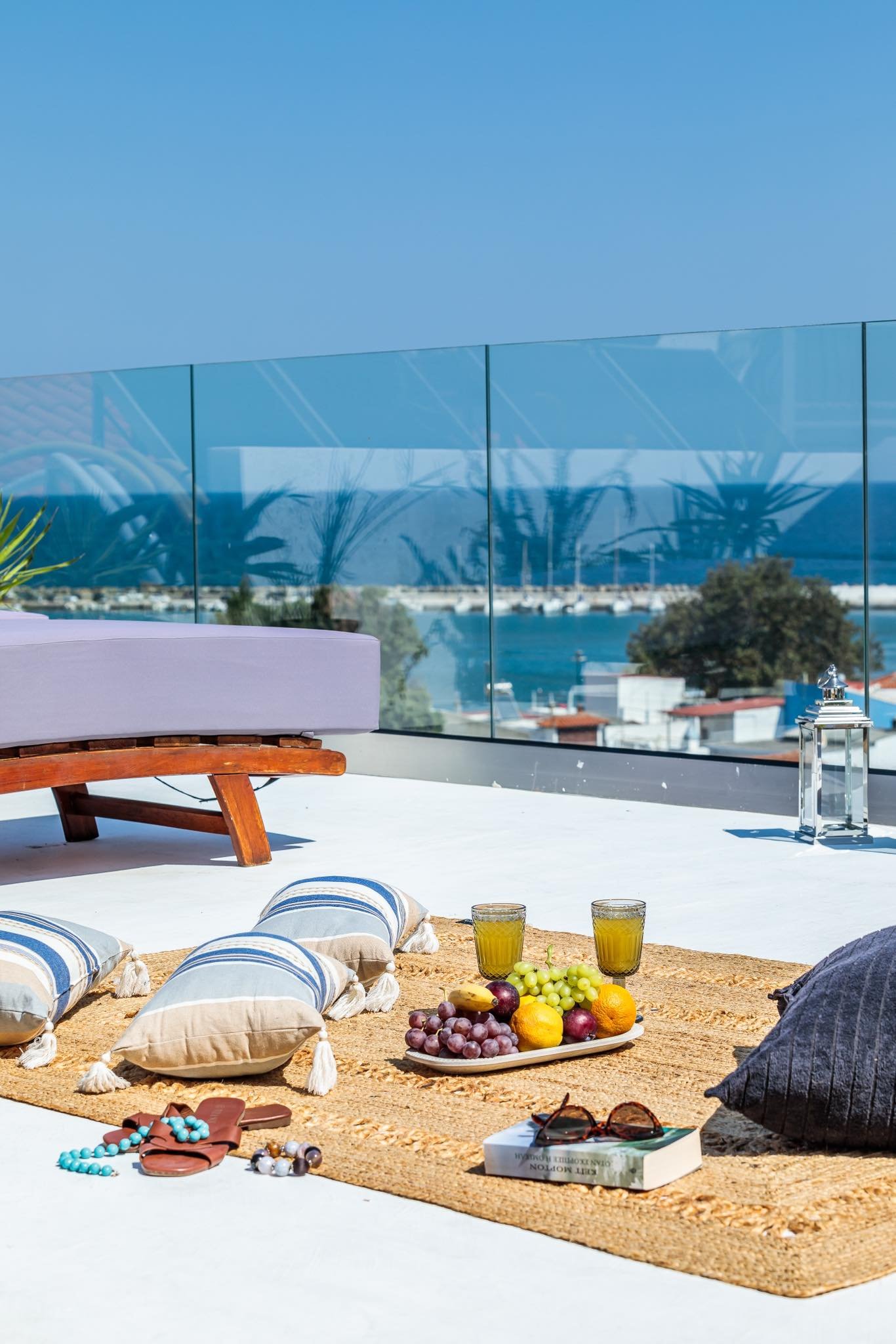 completely_furnished_modern_ studio_with_big_terrace_and_unique_sea_view_glass.jpg