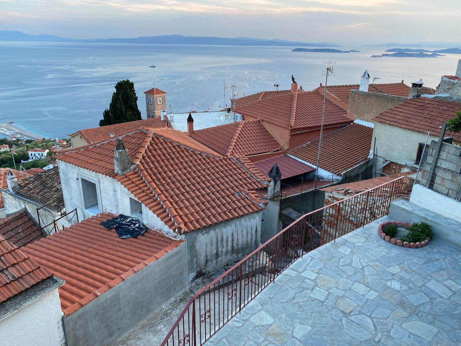 spacious_house_with_amazing_view_in_glossa_roofs.jpeg