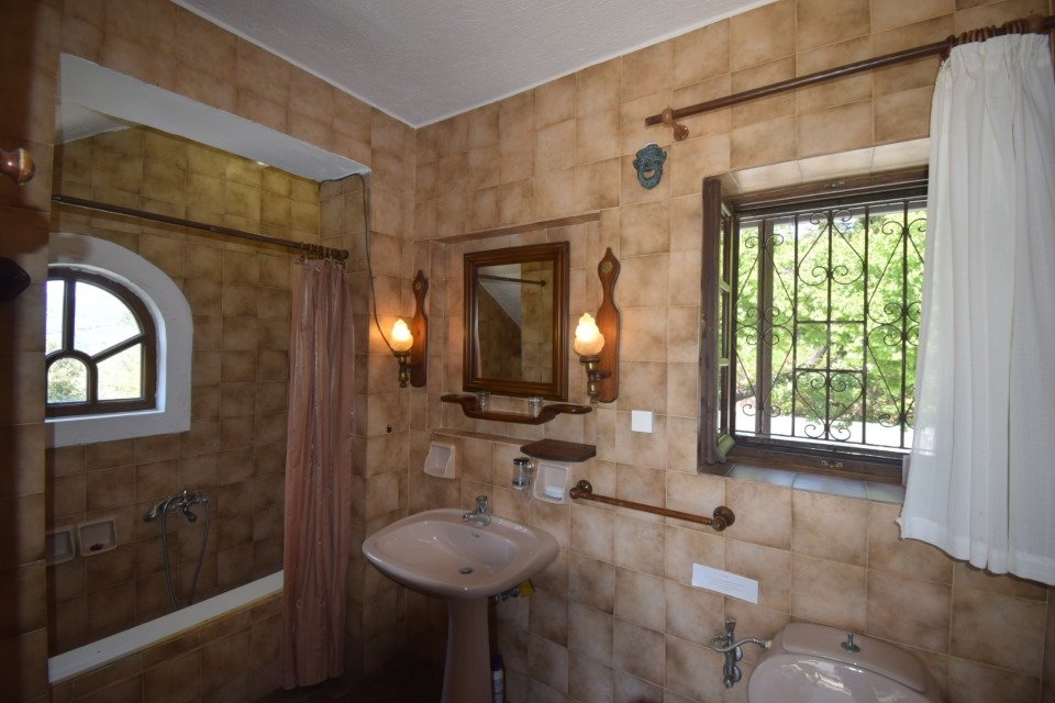 beautiful_big_estate_with_swimmingpool_bathroom_first_floor.jpg