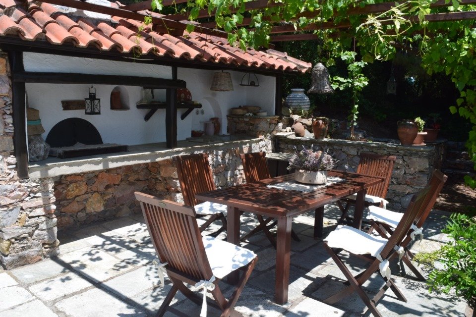 beautiful_big_estate_with_swimmingpool_bbq_small.jpg