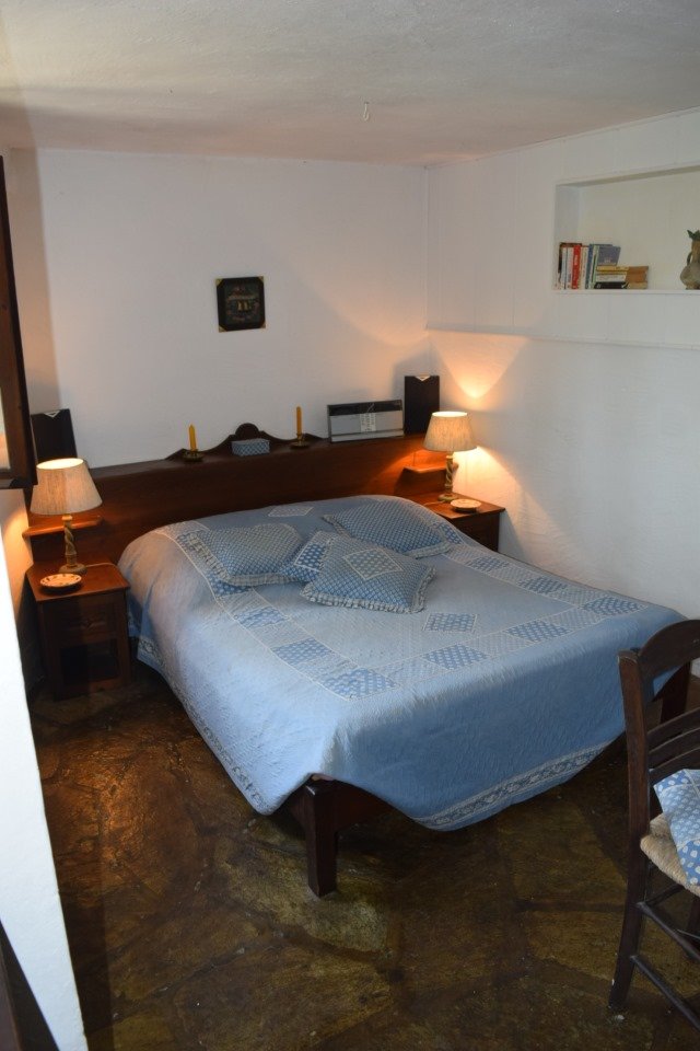 beautiful_big_estate_with_swimmingpool_double_bed.jpg